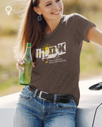 lächelnde frau trägt ein design-t-shirt mit figurbetontem schnitt in chocolate mit dem Motiv "think deeper shine brighter"