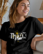 Frau trägt das Bio-Baumwolle T-Shirt Tee Jays Urban Luxury Tee 1150 in der Farbe BLACK mit dem Design THINK auf der Brust.