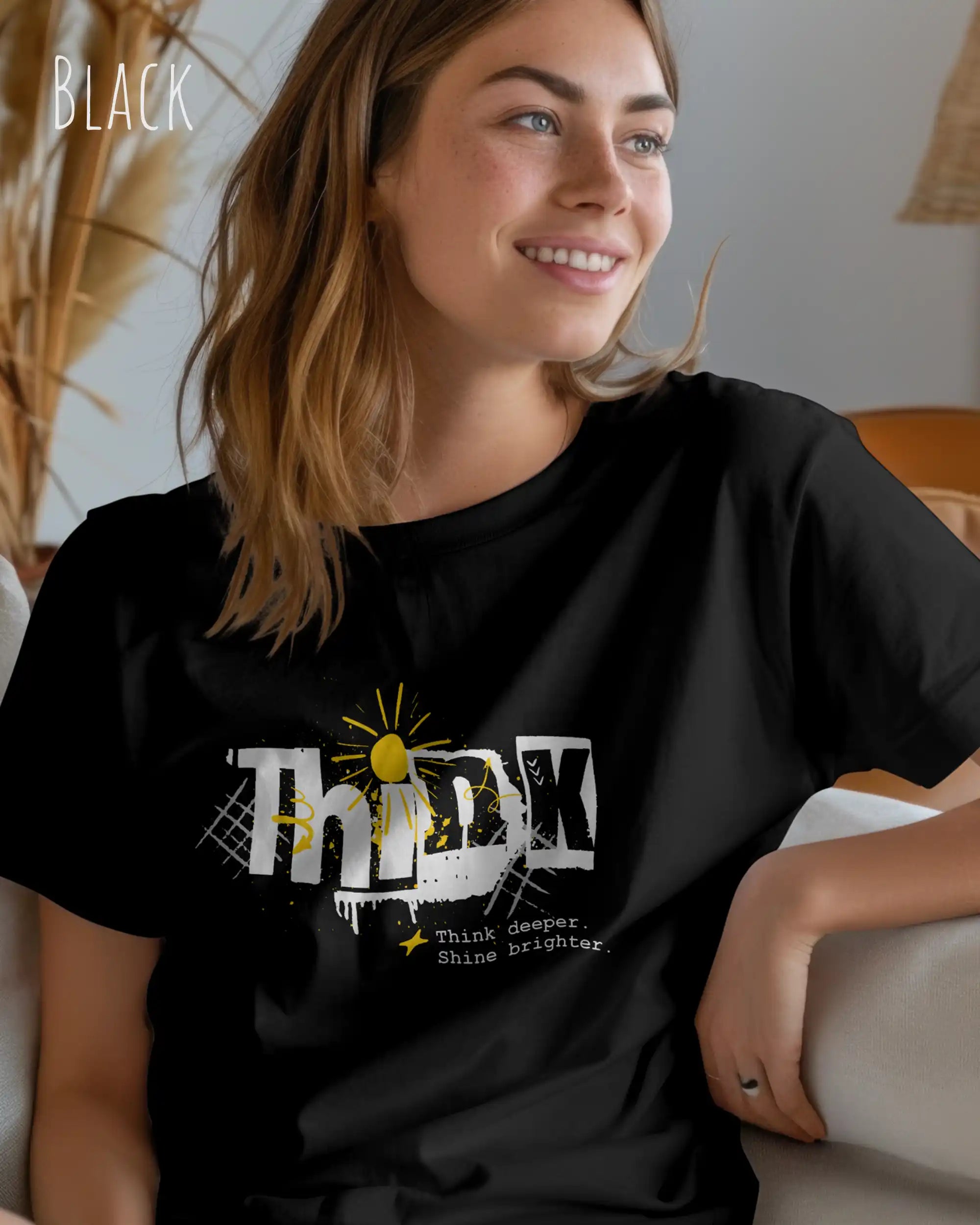 Frau trägt das Bio-Baumwolle T-Shirt Tee Jays Urban Luxury Tee 1150 in der Farbe BLACK mit dem Design THINK auf der Brust.