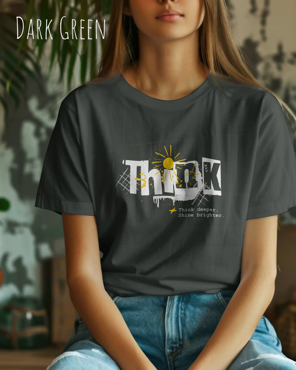 Frau trägt das Bio-Baumwolle T-Shirt Tee Jays Urban Luxury Tee 1150 in der Farbe dark green mit dem Design THINK auf der Brust.