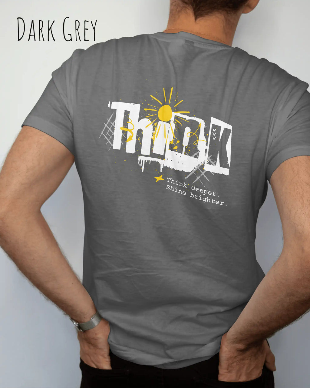 Mann trägt das Bio-Baumwolle T-Shirt Tee Jays Urban Luxury Tee 1150 in der Farbe dark grey mit dem Design THINK auf der Rückseite.