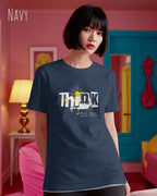 Frau trägt das Bio-Baumwolle T-Shirt Tee Jays Urban Luxury Tee 1150 in der Farbe navy mit dem Design THINK auf der Brust.