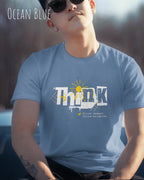 Mann trägt das Bio-Baumwolle T-Shirt Tee Jays Urban Luxury Tee 1150 in der Farbe ocean blue mit dem Design THINK vorne.
