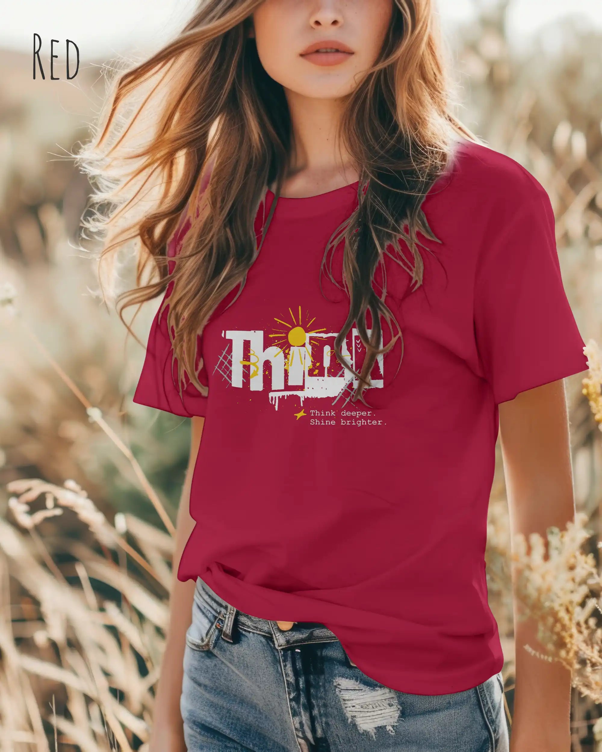 Frau trägt das Bio-Baumwolle T-Shirt Tee Jays Urban Luxury Tee 1150 in der Farbe red mit dem Design THINK auf der Brust.