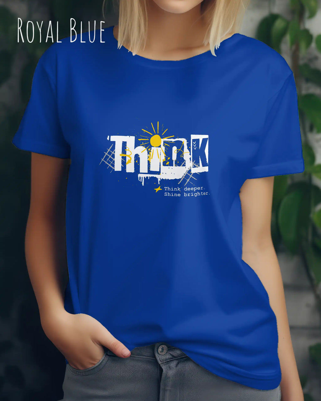 Frau trägt das Bio-Baumwolle T-Shirt Tee Jays Urban Luxury Tee 1150 in der Farbe royal blue mit dem Design THINK auf der Brust.