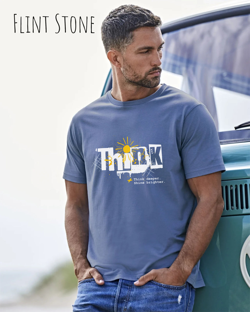 Mann trägt das Bio-Baumwolle T-Shirt Tee Jays Urban Luxury Tee 1150 in der Farbe flint stone mit dem Design THINK auf der Brust.