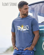Mann trägt das Bio-Baumwolle T-Shirt Tee Jays Urban Luxury Tee 1150 in der Farbe flint stone mit dem Design THINK auf der Brust.