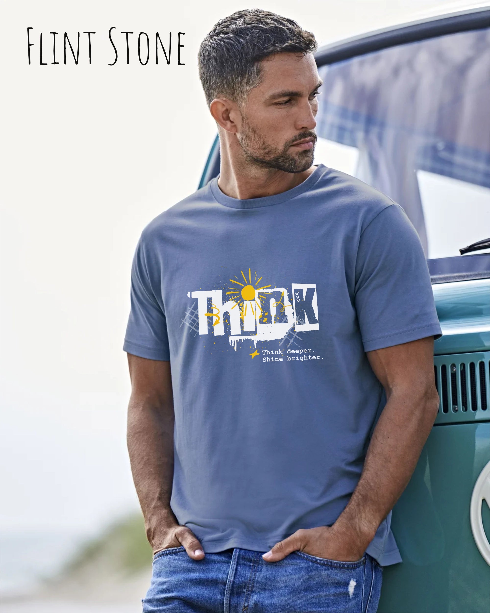 Mann trägt das Bio-Baumwolle T-Shirt Tee Jays Urban Luxury Tee 1150 in der Farbe flint stone mit dem Design THINK auf der Brust.