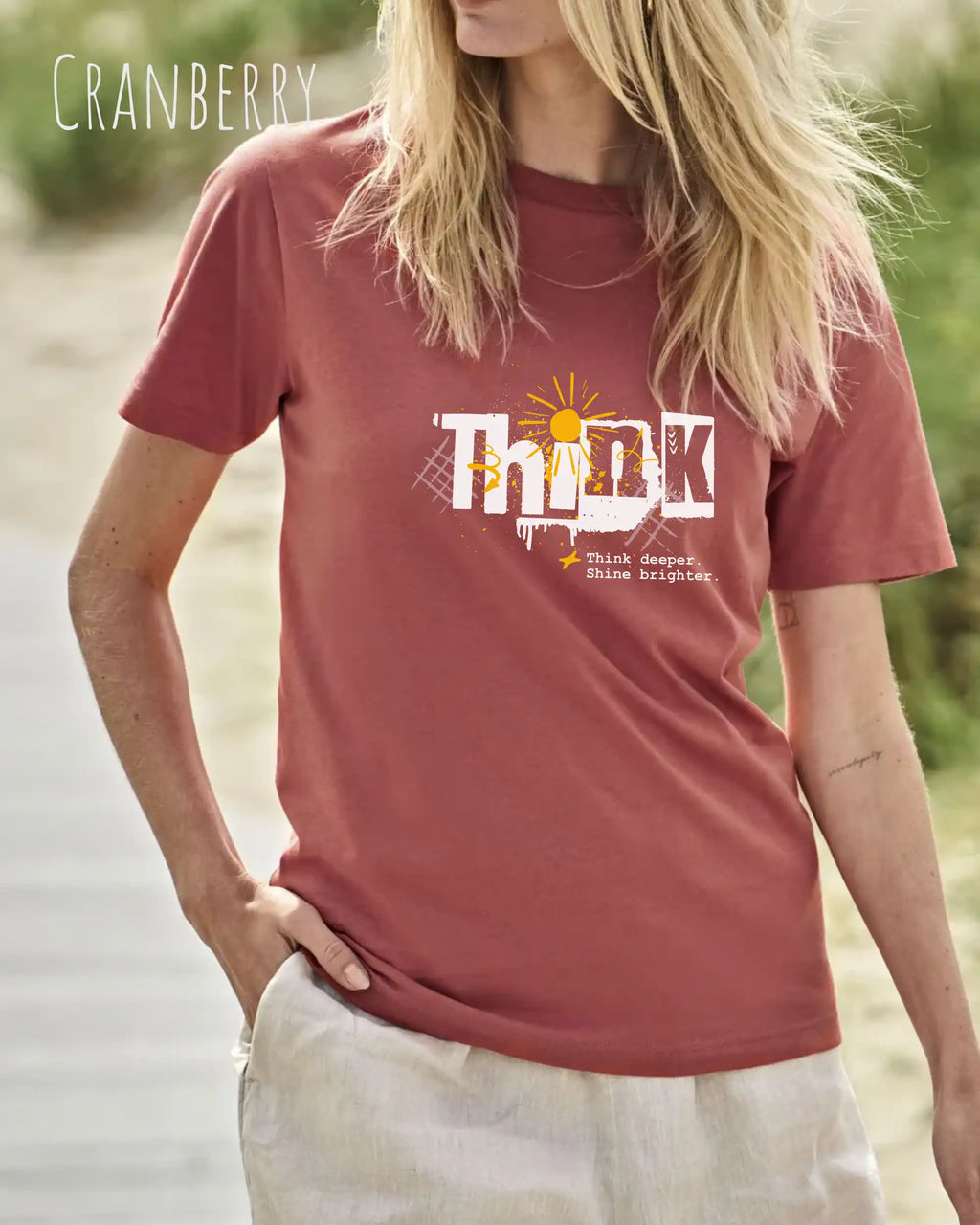 Frau trägt das Bio-Baumwolle T-Shirt Tee Jays Urban Luxury Tee 1150 in der Farbe CRANBERRY mit dem Design THINK auf der Brust.