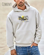Mann trägt das Tee Jays Heavy Loose Fit Hooded Sweatshirt 5162 in der Farbe Cement Mut dem Statement Design THINK auf der Brust.
