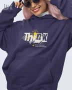 Frau  trägt das Tee Jays Heavy Loose Fit Hooded Sweatshirt 5162 in der Farbe ink mit dem Statement Design THINK.