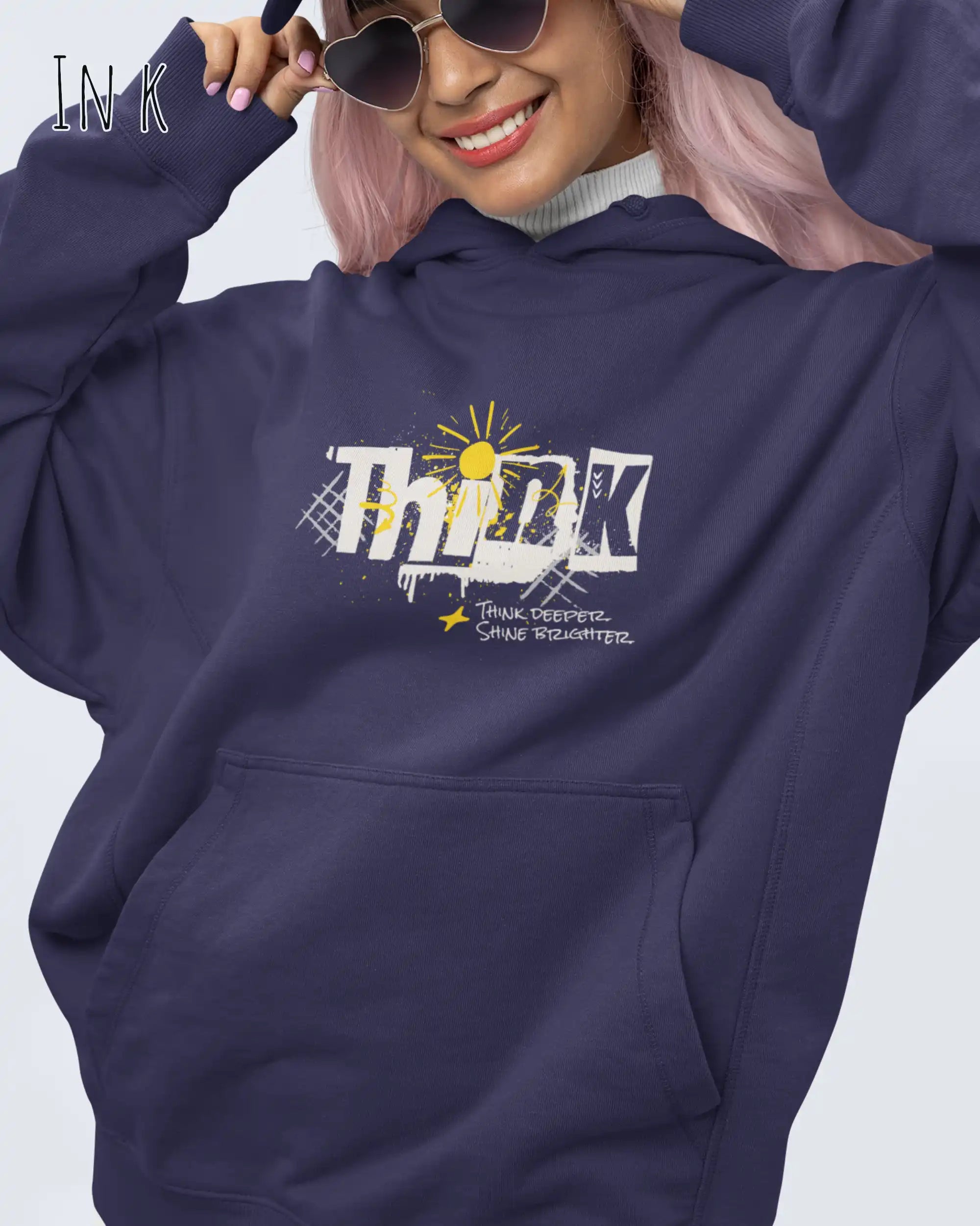 Frau  trägt das Tee Jays Heavy Loose Fit Hooded Sweatshirt 5162 in der Farbe ink mit dem Statement Design THINK.