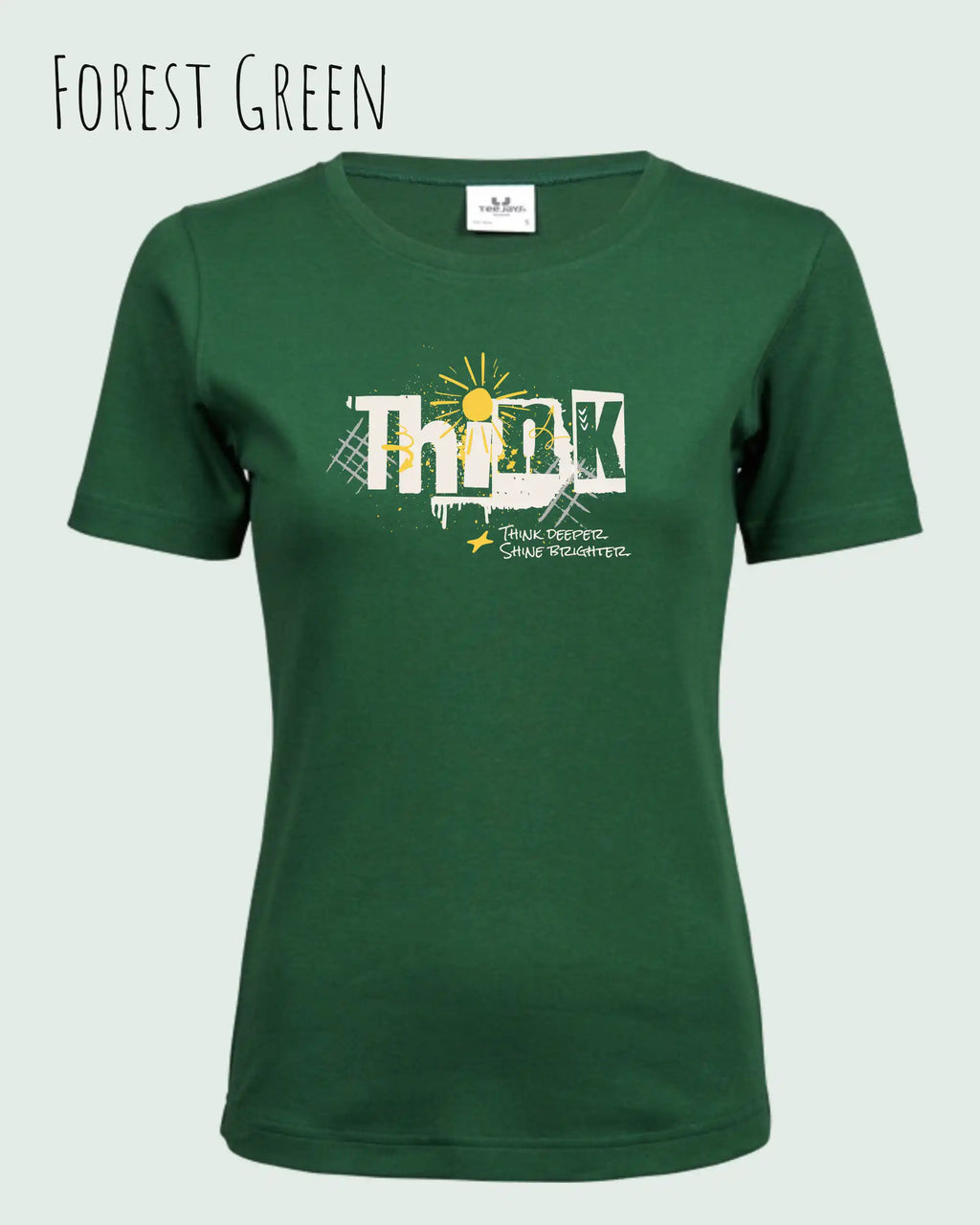Die Abbildung zeigt ein feminines Grafik t-shirt in der farbe forest green und mit dem Statement-design think deeper trägt.