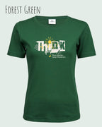 Die Abbildung zeigt ein feminines Grafik t-shirt in der farbe forest green und mit dem Statement-design think deeper trägt.