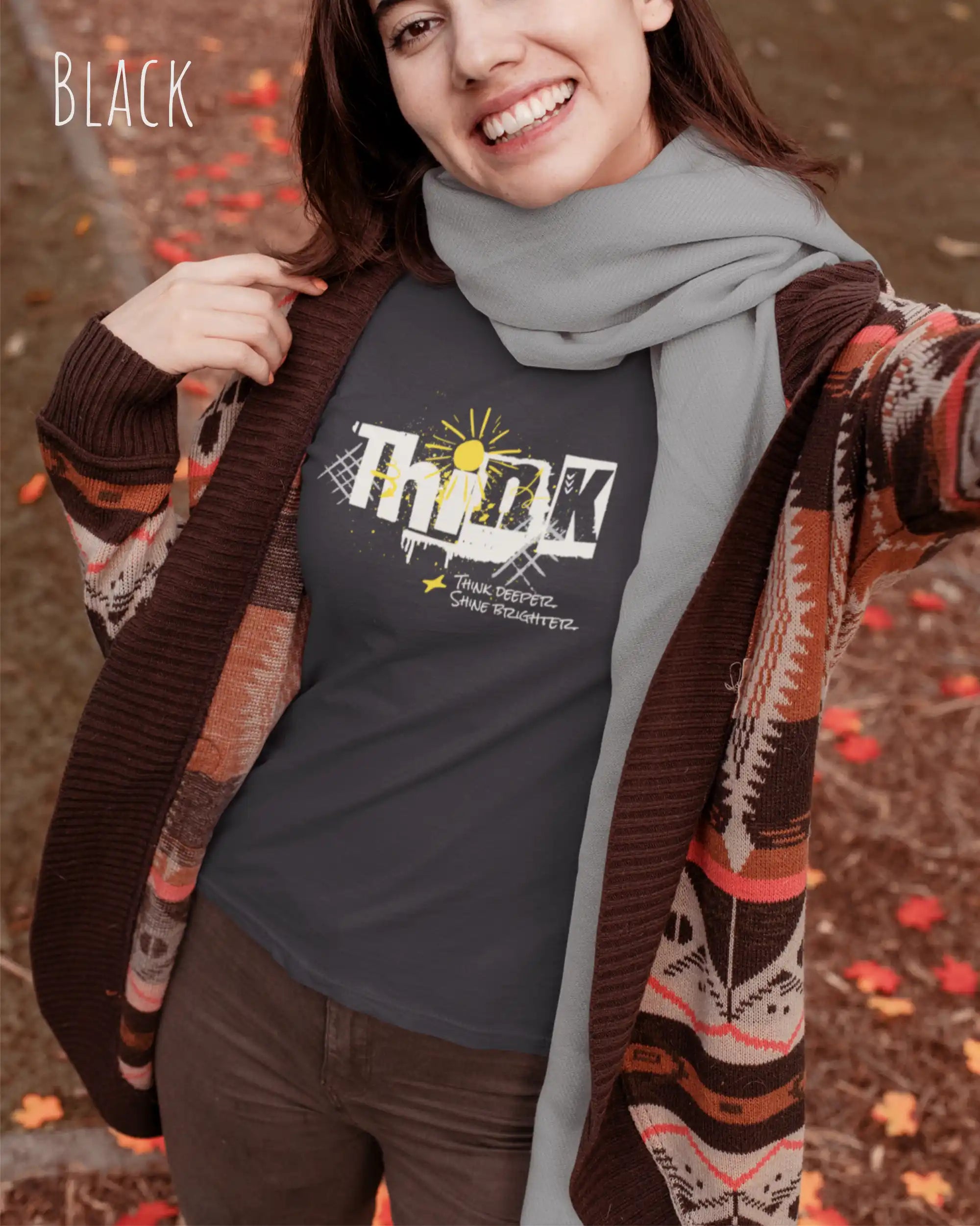 Das Bild zeigt eine frau, die ein feminines Grafik t-shirt in black und mit dem Statement-design think deeper trägt.