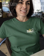 Das Bild zeigt eine frau, die ein feminines Grafik t-shirt in forest green und mit dem Statement-design think deeper trägt.