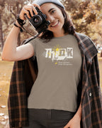 Das Bild zeigt eine frau, die ein feminines Grafik t-shirt in kit und mit dem Statement-design think deeper trägt.