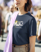 Das Bild zeigt eine frau, die ein feminines Grafik t-shirt in navy und mit dem Statement-design think deeper trägt.
