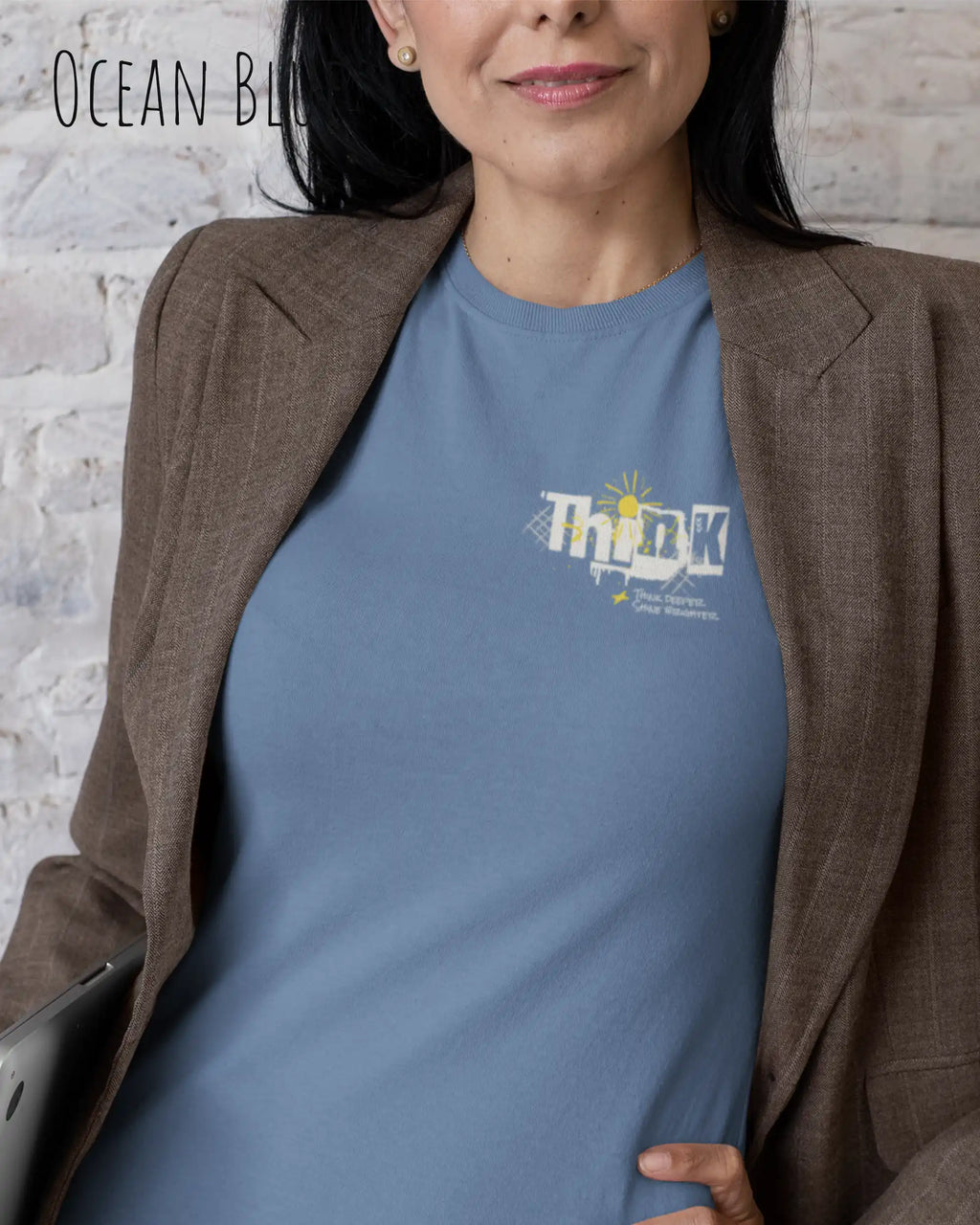 Das Bild zeigt eine frau, die ein feminines Grafik t-shirt in ocean blue  und mit dem Statement-design think deeper trägt.