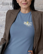 Das Bild zeigt eine frau, die ein feminines Grafik t-shirt in ocean blue  und mit dem Statement-design think deeper trägt.
