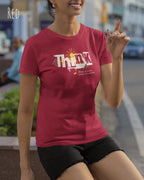 Das Bild zeigt eine frau, die ein feminines Grafik t-shirt in red und mit dem Statement-design think deeper trägt.