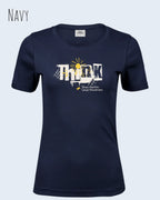 Die Abbildung zeigt ein feminines Grafik t-shirt in navy und mit dem Statement-design think deeper.