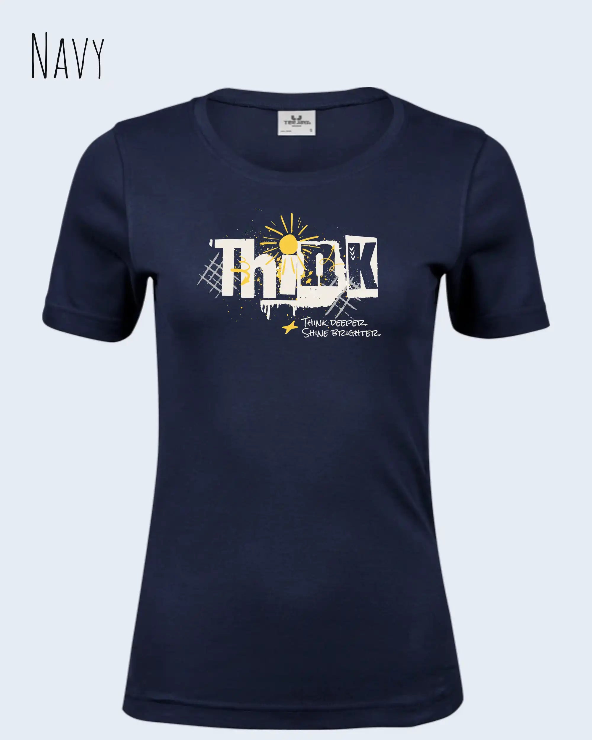 Die Abbildung zeigt ein feminines Grafik t-shirt in navy und mit dem Statement-design think deeper.