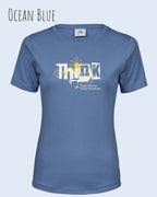 Die Abbildung zeigt ein feminines Grafik t-shirt in der farbe ocean blue und mit dem Statement-design think deeper trägt.