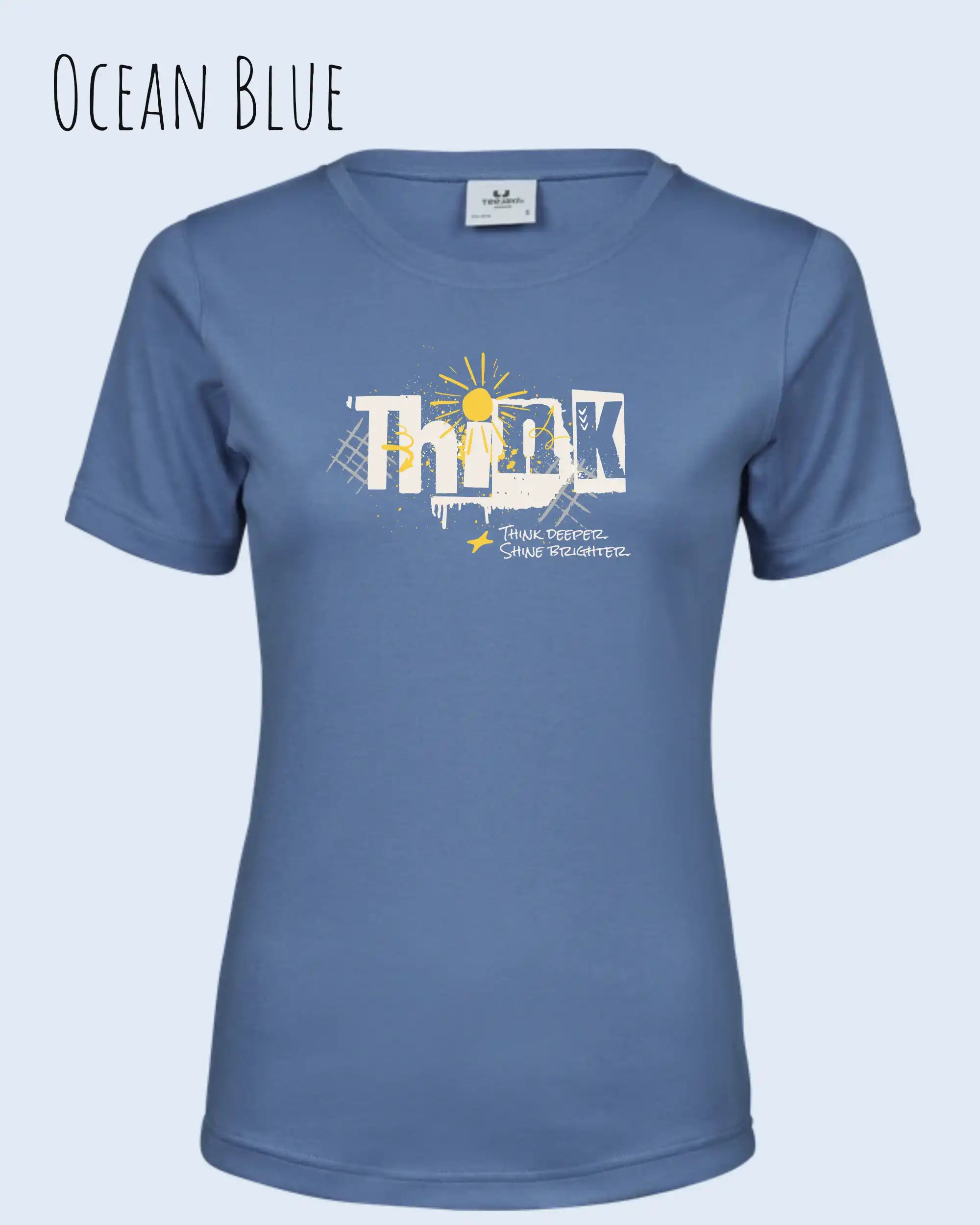 Die Abbildung zeigt ein feminines Grafik t-shirt in der farbe ocean blue und mit dem Statement-design think deeper trägt.