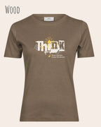 Die Abbildung zeigt ein feminines Grafik t-shirt in der farbe wood und mit dem Statement-design think deeper trägt.