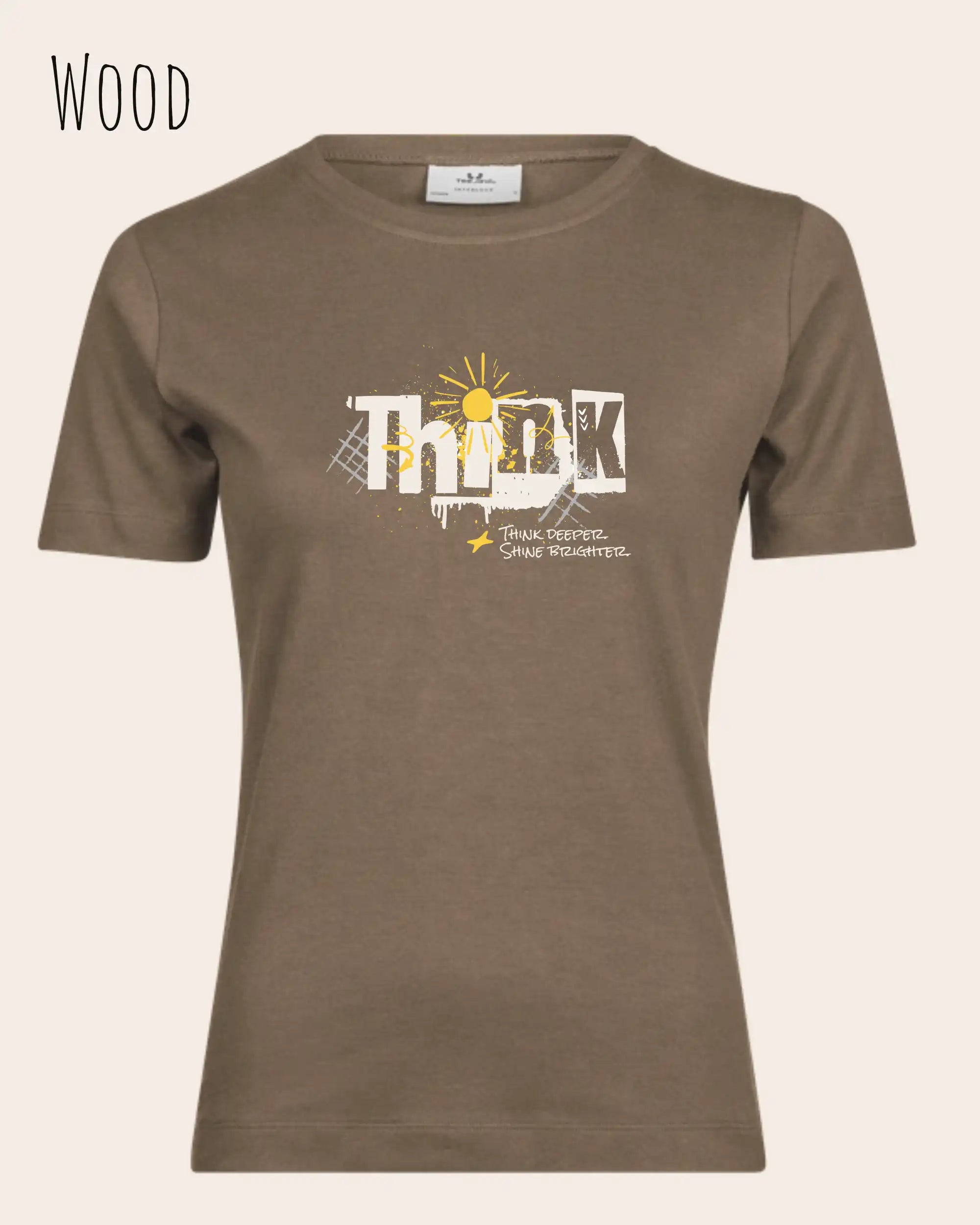 Die Abbildung zeigt ein feminines Grafik t-shirt in der farbe wood und mit dem Statement-design think deeper trägt.