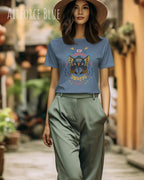 frau trägt leichtes sommer t shirt aus baumwolle in farbe airforce blue mit be proud motiv auf der brust