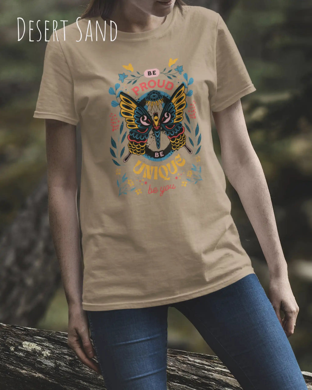frau trägt leichtes sommer t shirt aus baumwolle in farbe desert sand mit be proud motiv auf der brust