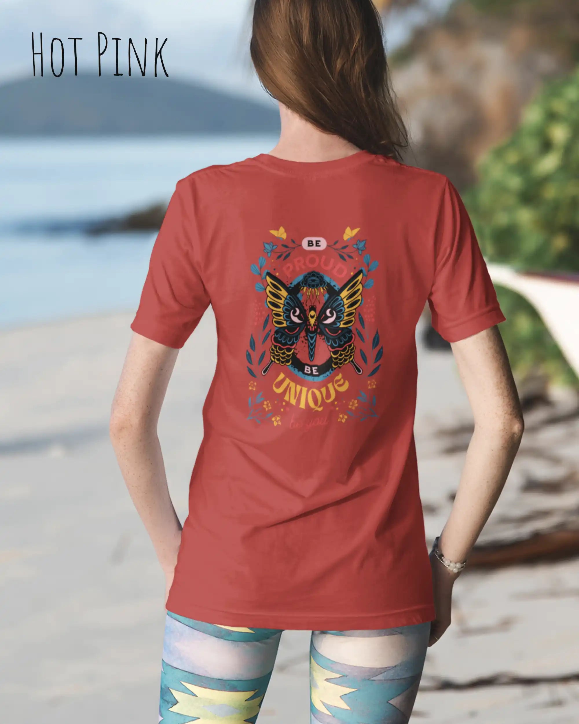 frau trägt leichtes sommer t shirt aus baumwolle in farbe hot pink mit be proud motiv auf dem rücken