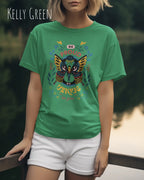 frau trägt leichtes sommer t shirt aus baumwolle in farbe Kelly green mit be proud motiv auf der brust