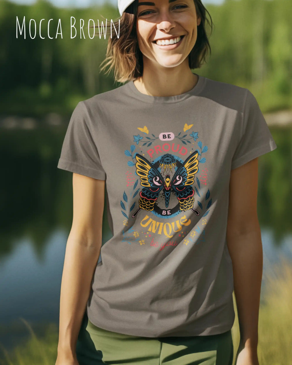 frau trägt leichtes sommer t shirt aus baumwolle in farbe Mocca brown mit be proud motiv auf der brust