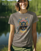 frau trägt leichtes sommer t shirt aus baumwolle in farbe Mocca brown mit be proud motiv auf der brust