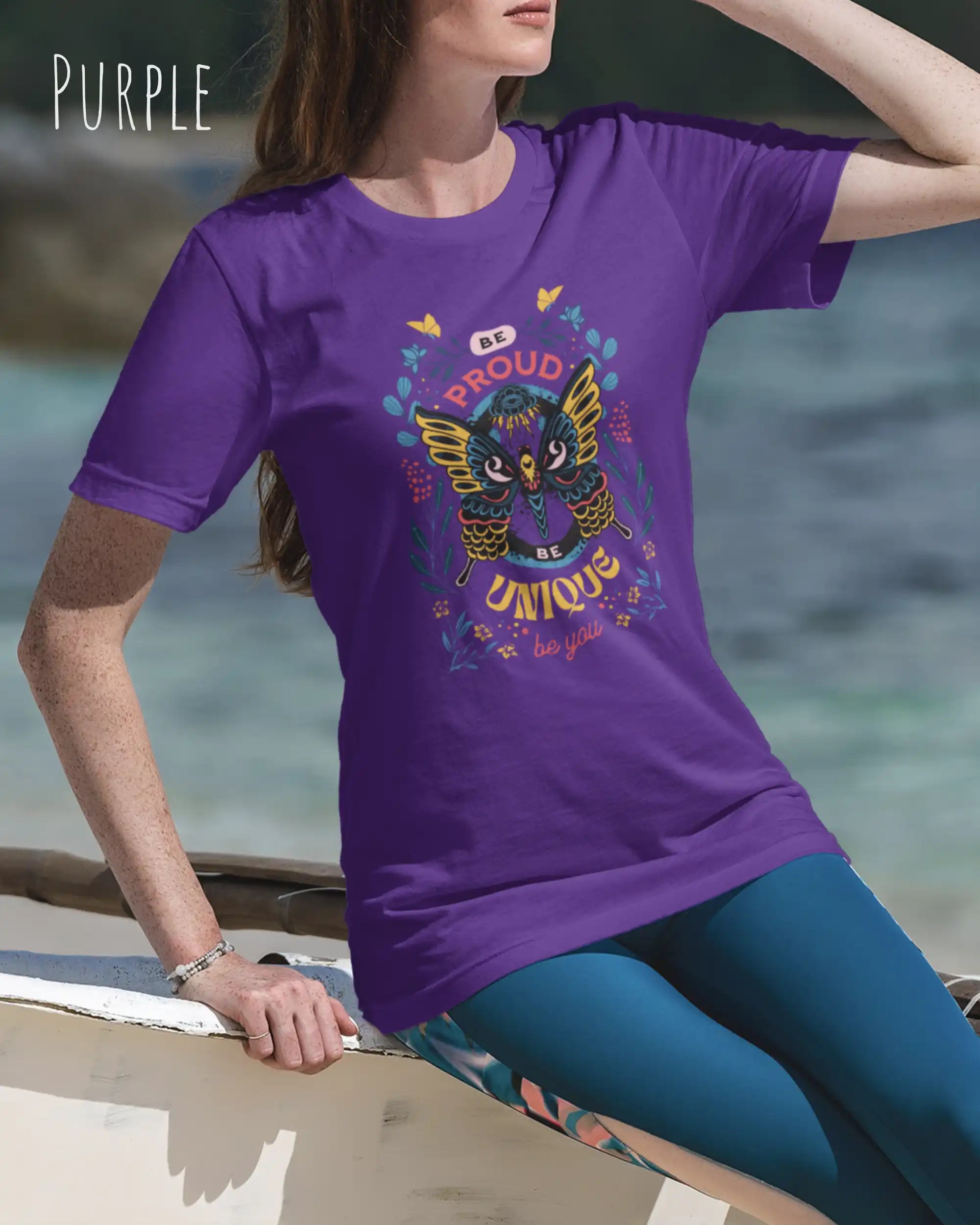 frau trägt leichtes sommer t shirt aus baumwolle in farbe purple mit be proud motiv auf der brust