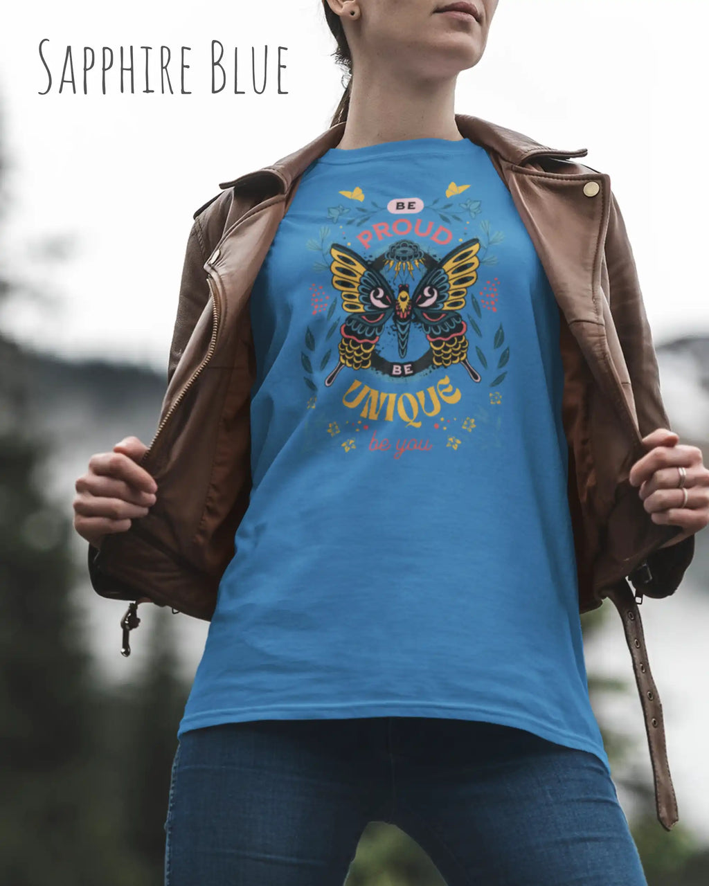 frau trägt leichtes sommer t shirt aus baumwolle in farbe sapphire blue mit be proud motiv auf der brust