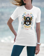 frau trägt leichtes sommer t shirt aus baumwolle in farbe arctic white mit be proud motiv auf der brust