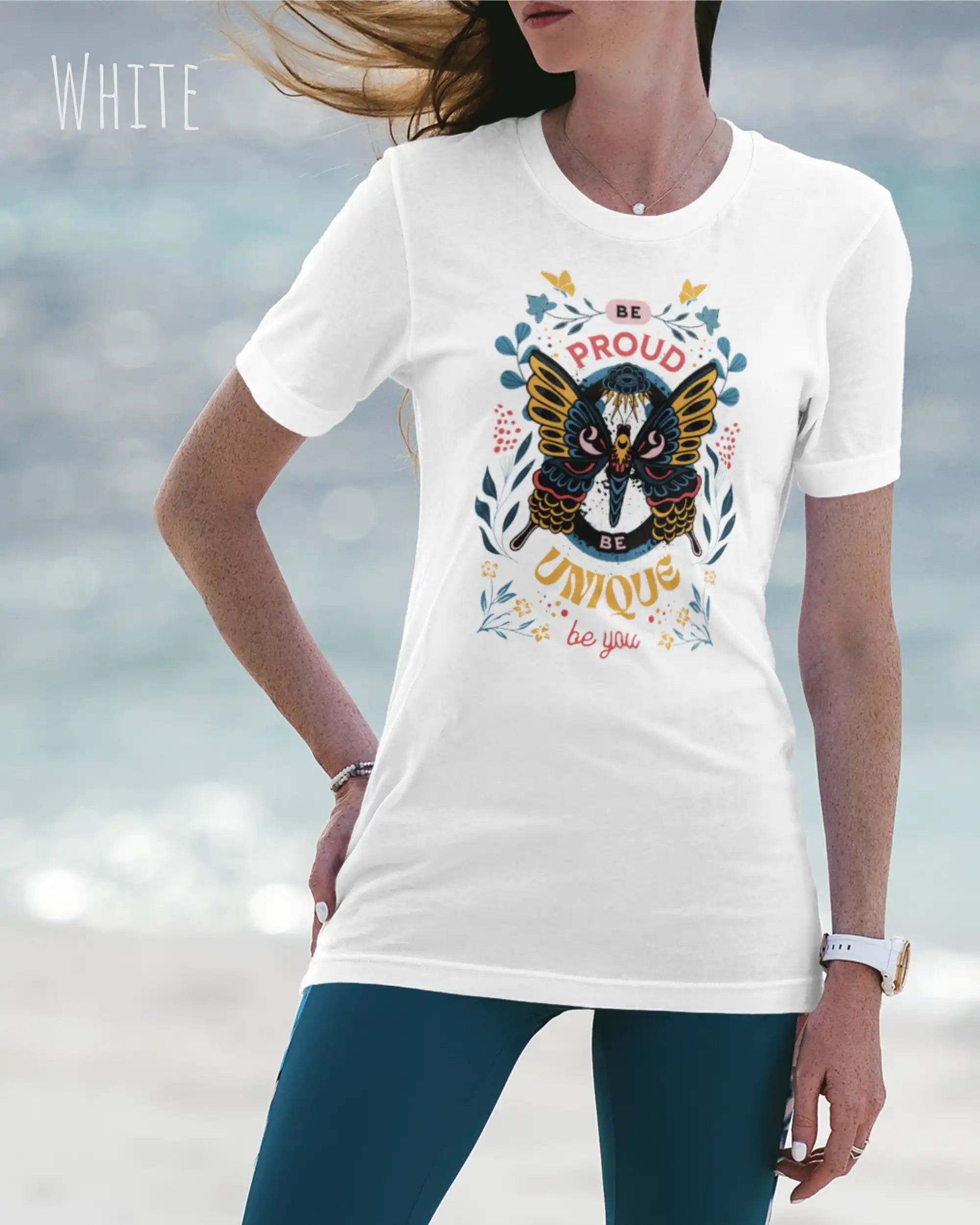 frau trägt leichtes sommer t shirt aus baumwolle in farbe arctic white mit be proud motiv auf der brust