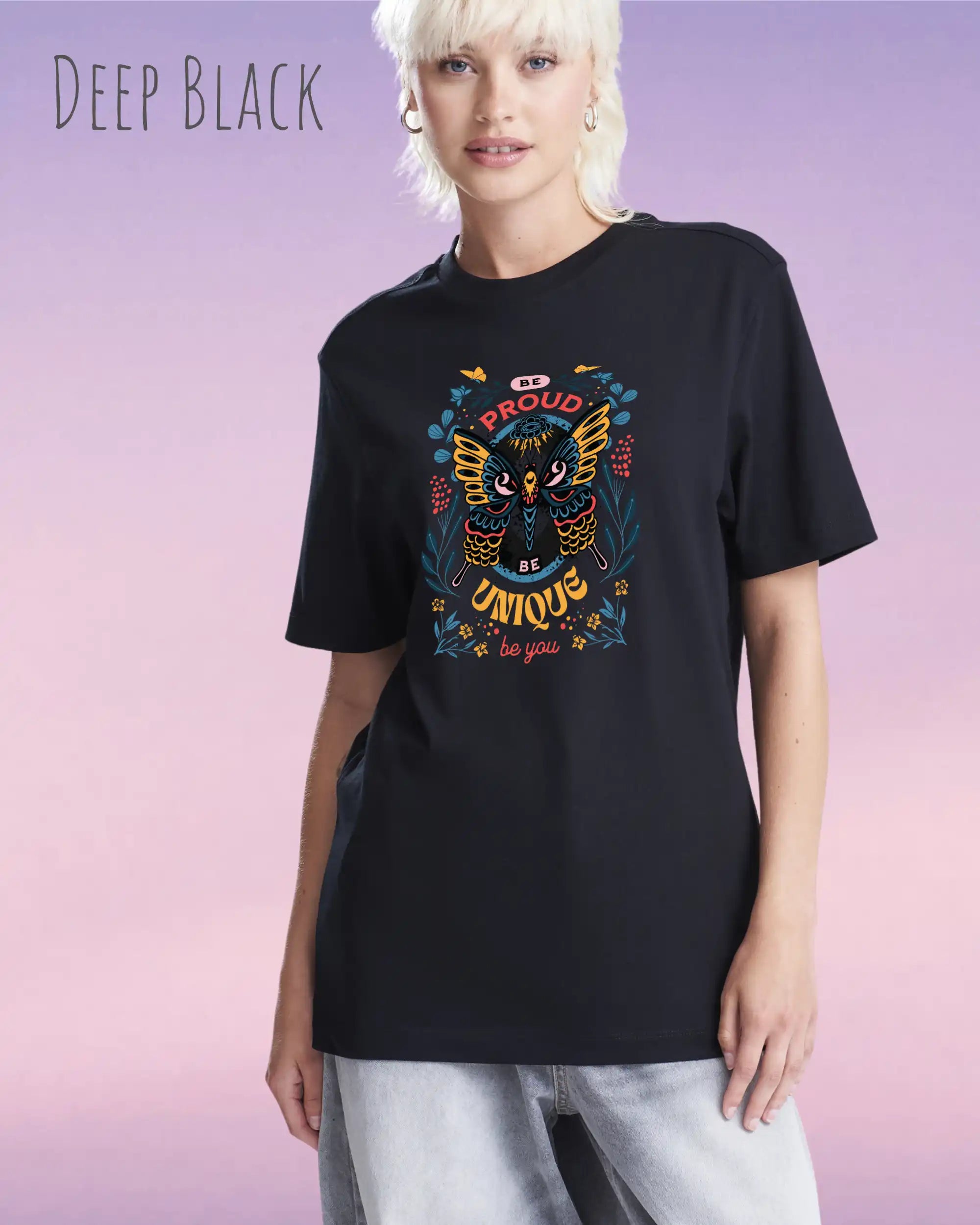 Dieses Shirt-Design trägt die inspirierende Botschaft „Be Proud, Be Unique, Be You“. 