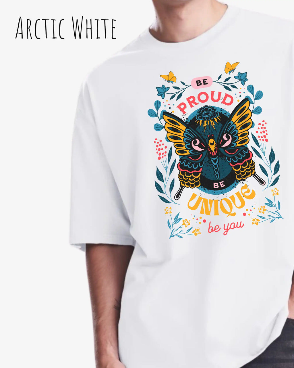 Mann trägt das Heavyweight Oversized T-Shirt AWDis 240 T in der Farbe arctic white mit dem Design BE PROUD BE YOU auf der Brust,