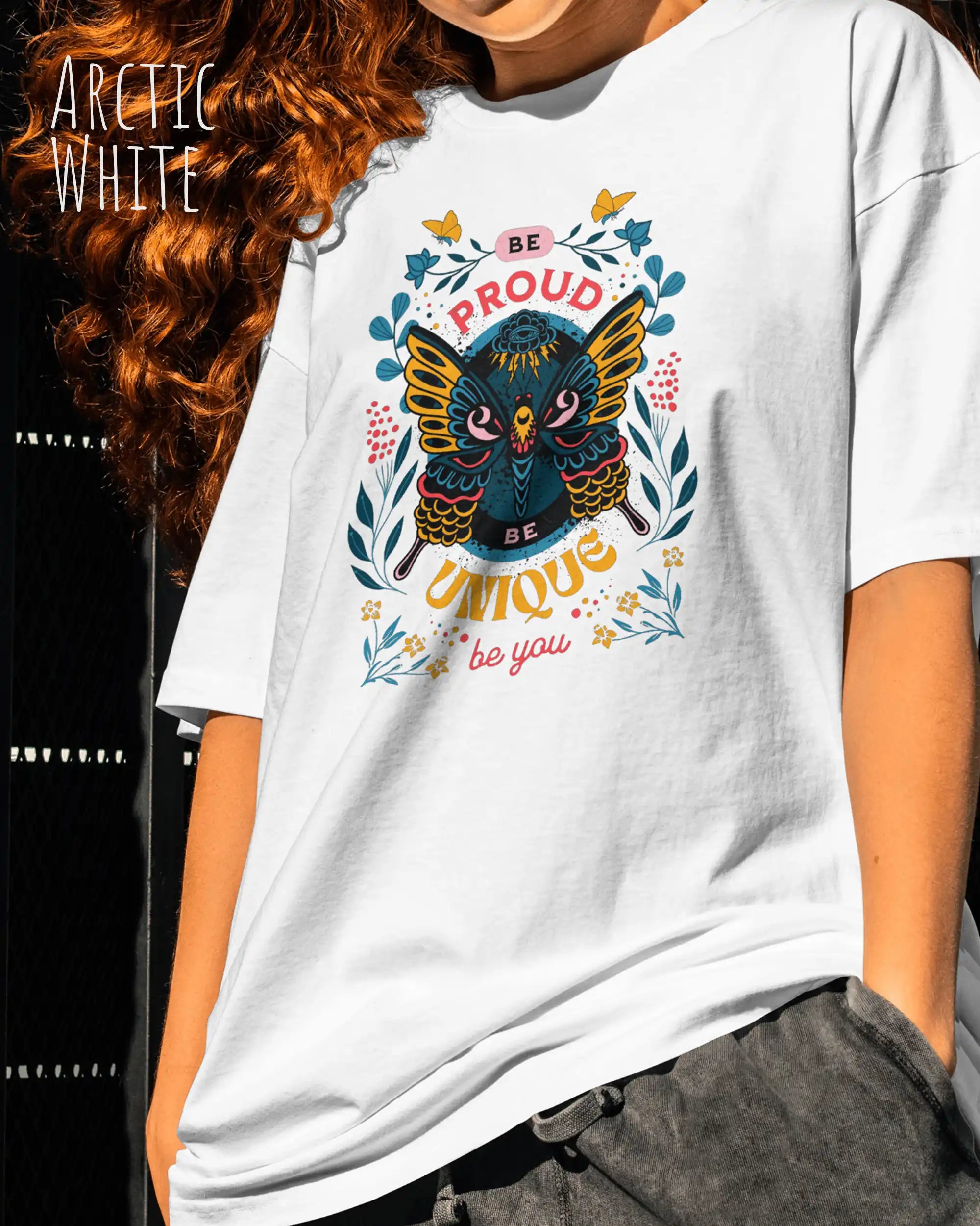 Frau trägt das Heavyweight Oversized T-Shirt AWDis 240 T in der Farbe arctic white mit dem Design BE PROUD BE YOU auf der Brust,