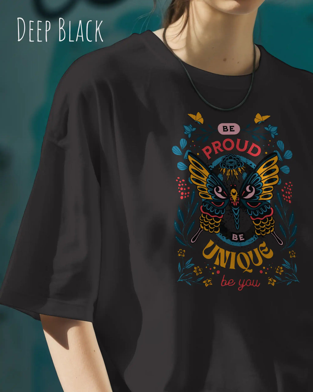 Frau trägt das Heavyweight Oversized T-Shirt AWDis 240 T in der Farbe deep black mit dem Design BE PROUD BE YOU auf der Brust.