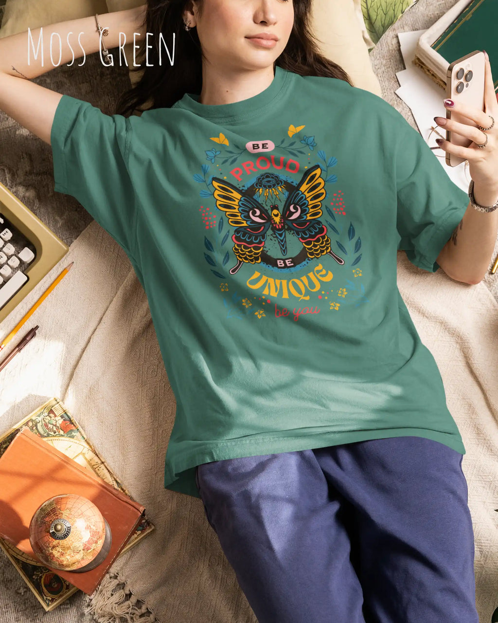 Junge Frau trägt das Heavyweight Oversized T-Shirt AWDis 240 T in der Farbe moss green mit dem Design BE PROUD BE YOU auf der Brust.