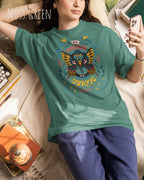 Junge Frau trägt das Heavyweight Oversized T-Shirt AWDis 240 T in der Farbe moss green mit dem Design BE PROUD BE YOU auf der Brust.