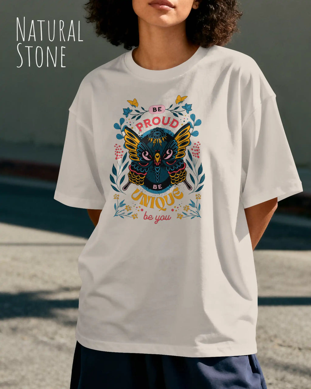 „BE PROUD - BE UNIQUE - BE YOU“: Dieses Design im ;modernisierten Boho-Style trifft beim AWDis 240T Heavyweight Tee auf ein hochwertiges ovefrsized T‑Shirt mit stabiler Struktur und modernem Unisex‑Fit. 