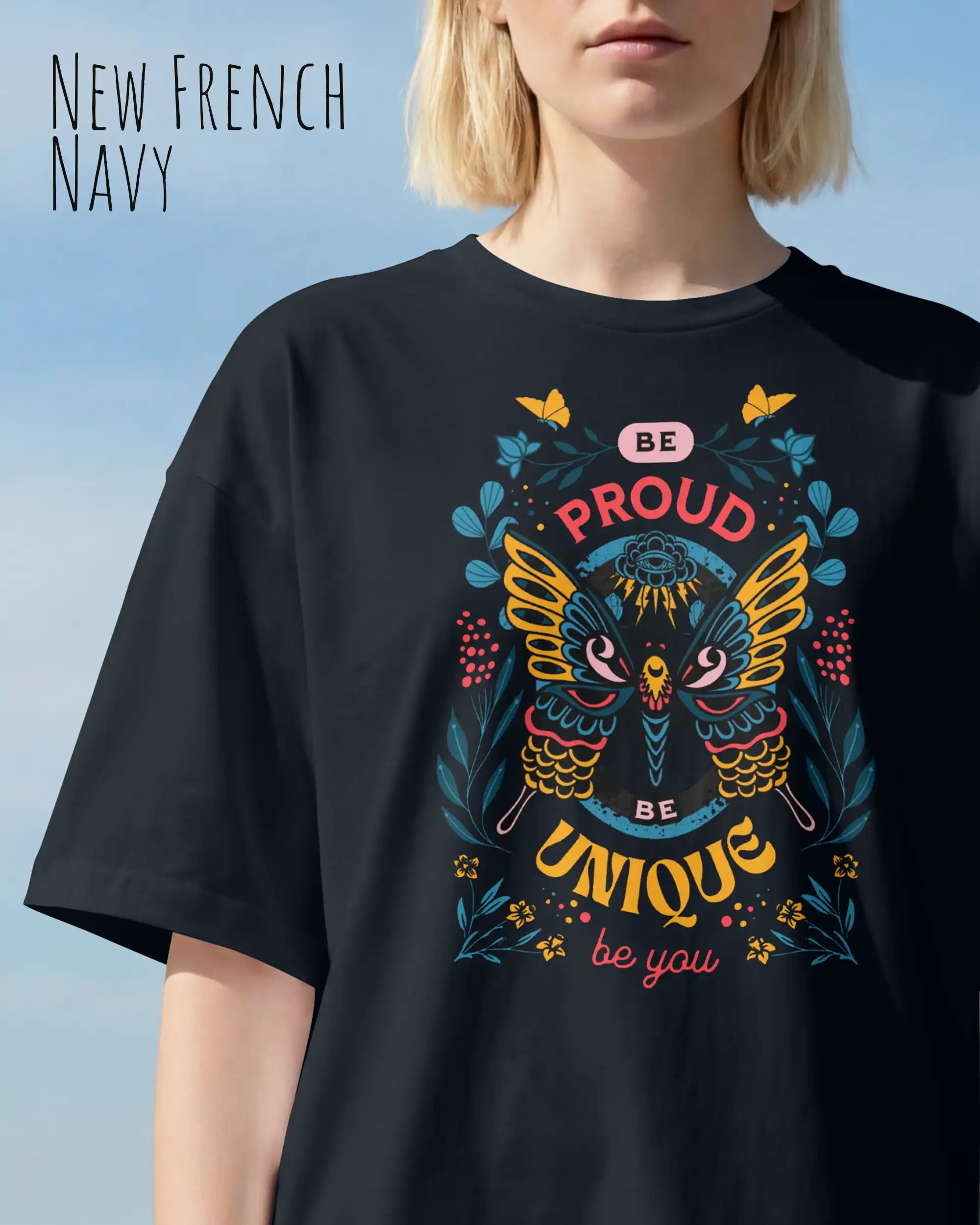 Frau trägt das Heavyweight Oversized T-Shirt AWDis 240 T in der Farbe new french navy mit dem Design BE PROUD BE YOU auf der Brust,