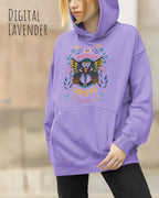 Frau trägt hoodie im feminine fit aus weicher baumwollmischung in farbe digital lavender mit be proud motiv auf der Brust
